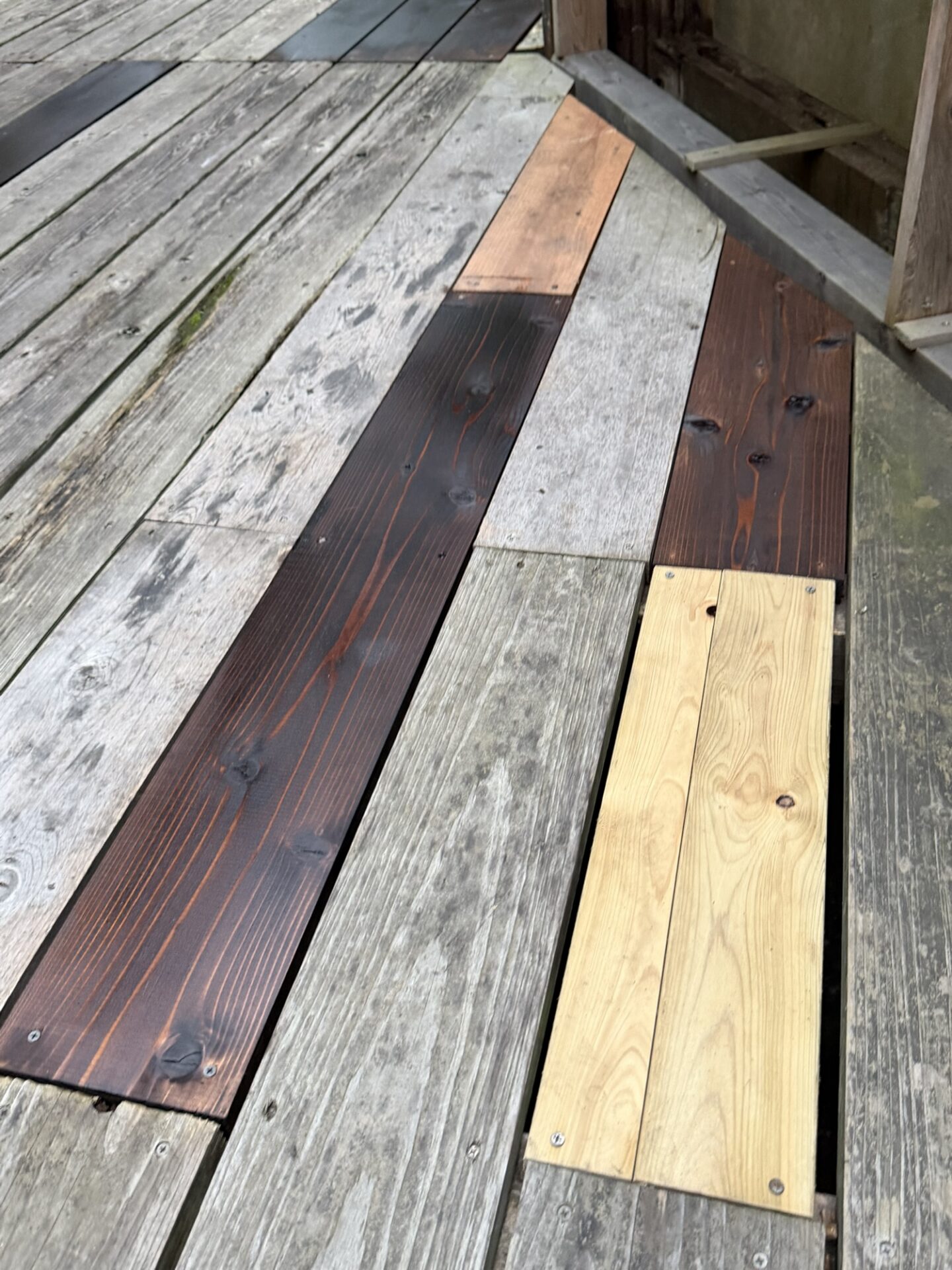 ビス打ち込みの様子